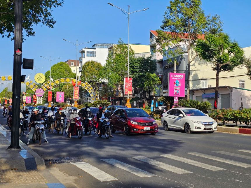 People in the coffee capital enjoy spring but do not forget to strictly comply with the Road Traffic Law. Photo: Thanh Quynh