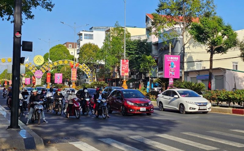 People in the coffee capital enjoy spring but do not forget to strictly comply with the Road Traffic Law. Photo: Thanh Quynh