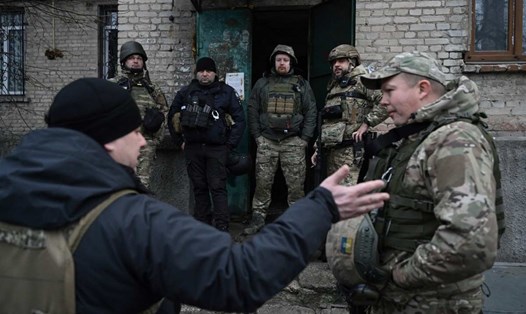 Cảnh sát Ukraina ở Pokrovsk chuẩn bị sơ tán những người muốn rời đi ngày 25.1.2025, khi quân đội Nga tiến gần đến thành phố. Ảnh: AFP