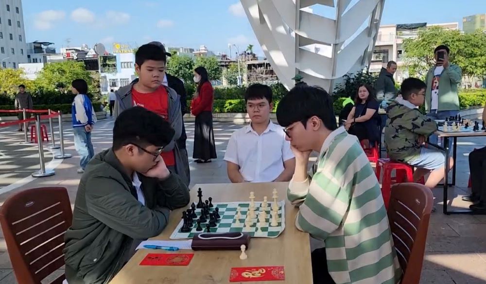 Chess grandmaster performs with a giant chessboard in Da Nang. Photo: TT