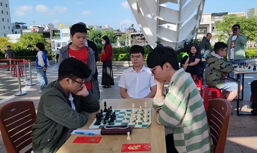 Kiện tướng cờ vua biểu diễn với bàn cờ khổng lồ ở Đà Nẵng. Ảnh: TT