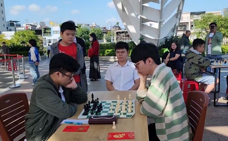 Chess grandmaster performs with a giant chessboard in Da Nang. Photo: TT