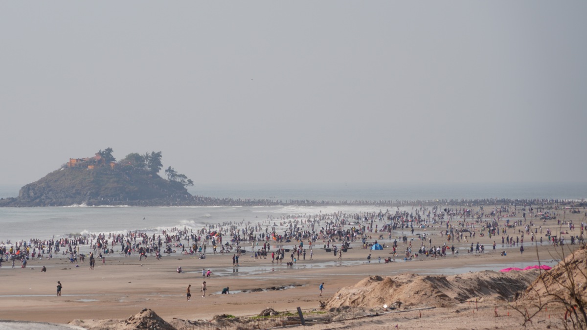 Quite a lot of tourists have fun on Vung Tau beach on the 3rd day of Tet. Photo: Thanh An