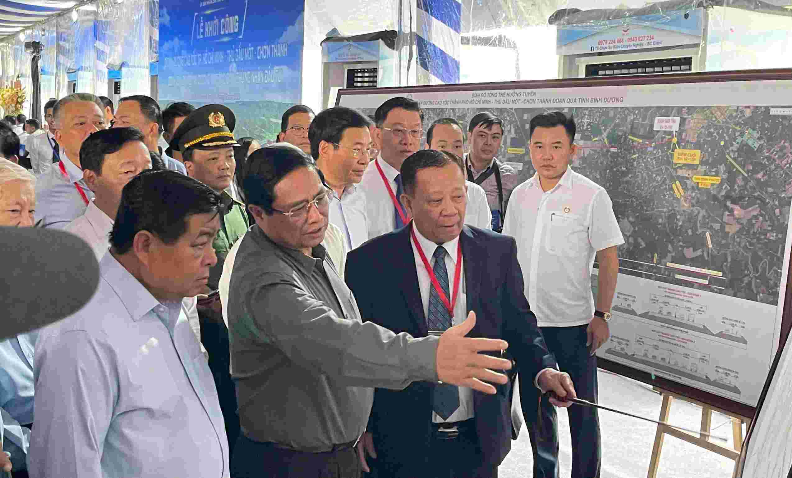 Prime Minister Pham Minh Chinh attends the groundbreaking ceremony of the Ho Chi Minh City - Thu Dau Mot - Chon Thanh expressway, the section passing through Binh Duong. Photo: Dinh Trong