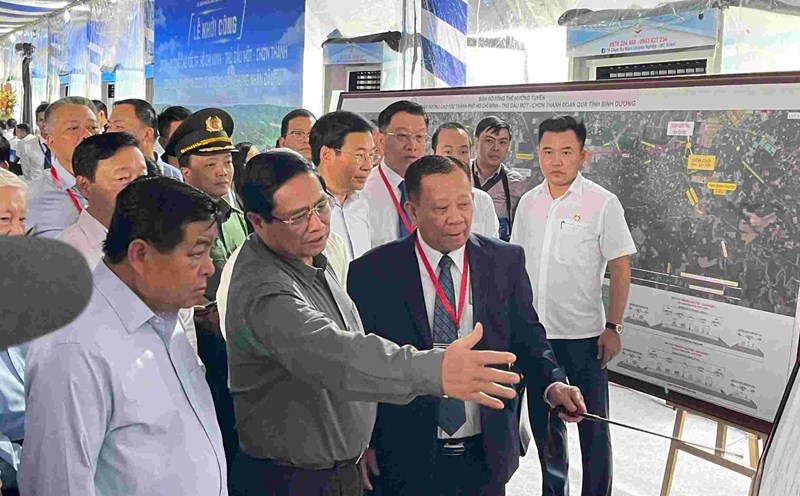 Prime Minister Pham Minh Chinh attends the groundbreaking ceremony of the Ho Chi Minh City - Thu Dau Mot - Chon Thanh expressway, the section passing through Binh Duong. Photo: Dinh Trong