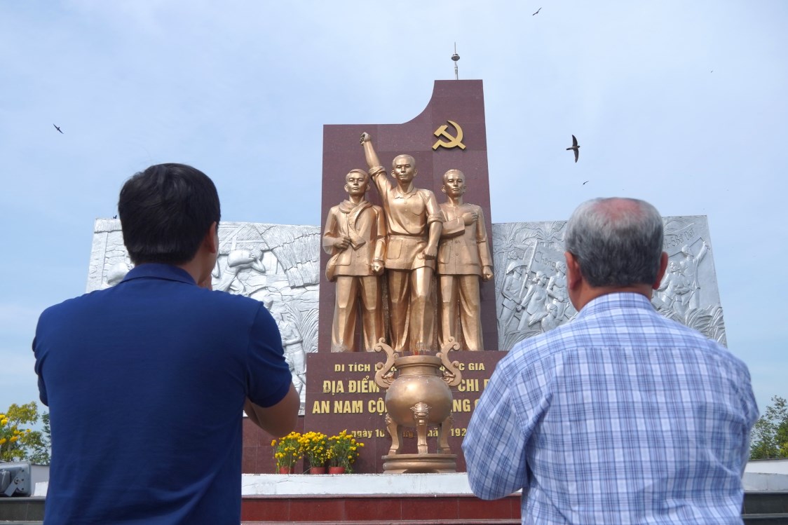 Ong Thach Sang cung nguoi than dang huong tai Khu di tich quoc gia An Nam Cong san Dang (huyen Co Do). Anh: Ta Quang