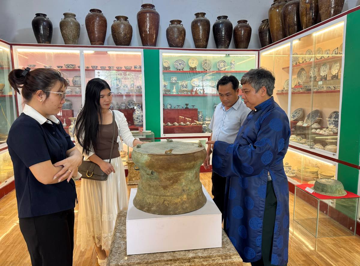 Ong An gioi thieu cho du khach ve y nghia cua co vat. Anh: Duy Tuan 