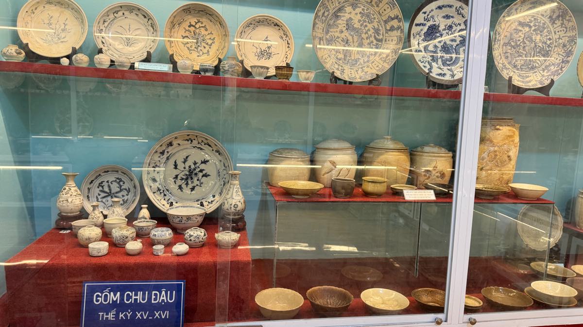 Cac co vat duoc luu giu trong tu kinh. Anh: Duy Tuan 