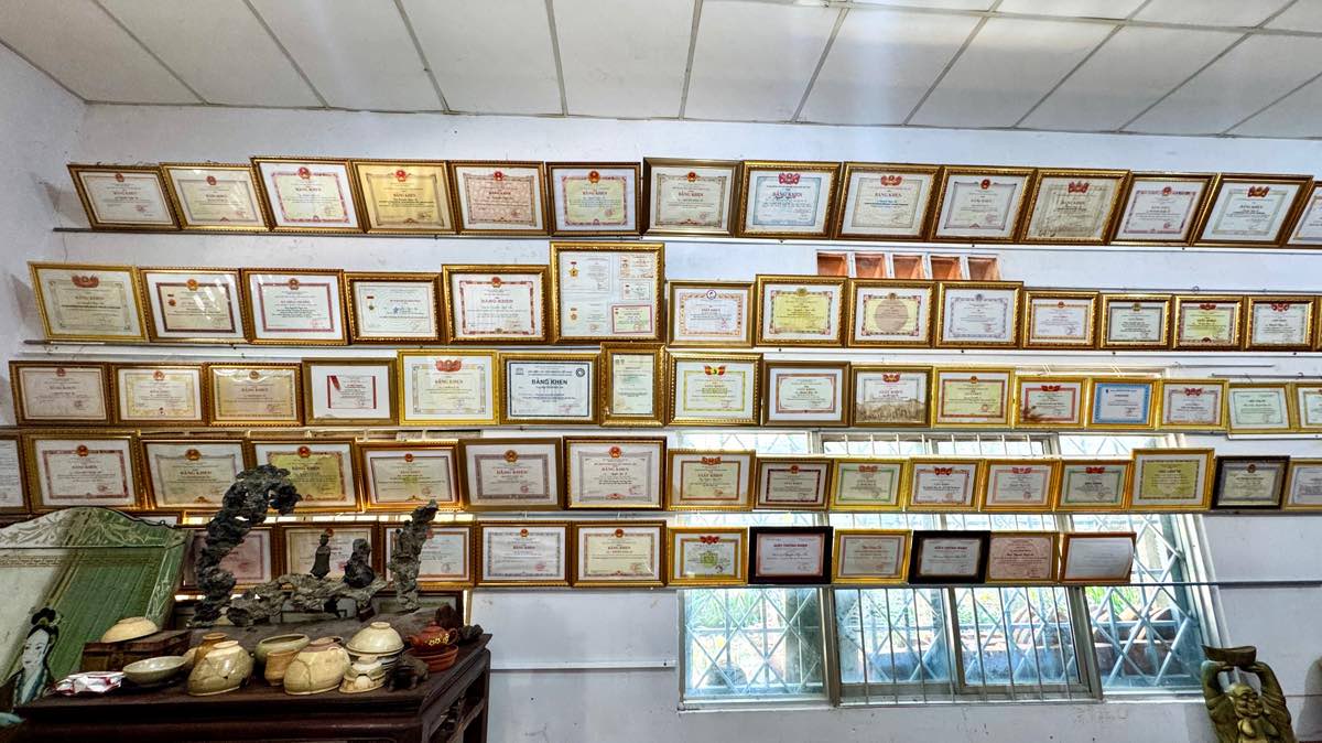 Nhieu bang khen, giay khen ve cac dong gop cho di san van hoa dan toc. Anh: Duy Tuan 