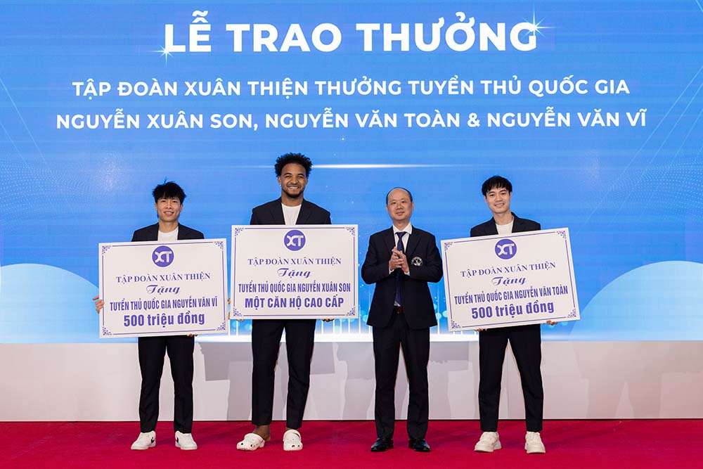Nguyen Van Vi, Nguyen Xuan Son and Nguyen Van Toan received awards from the Chairman of Nam Dinh Club. Photo: Nam Dinh Club