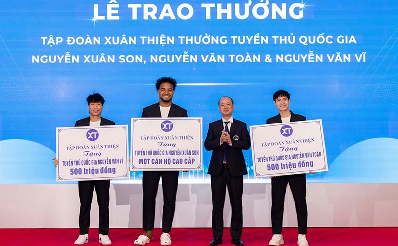 Nguyen Van Vi, Nguyen Xuan Son and Nguyen Van Toan received awards from the Chairman of Nam Dinh Club. Photo: Nam Dinh Club