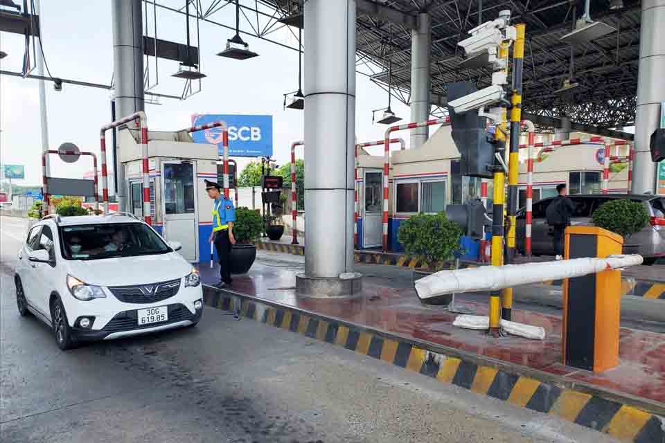 Phap Van toll station on the first day of automatic non-stop toll collection. Photo: PV Group