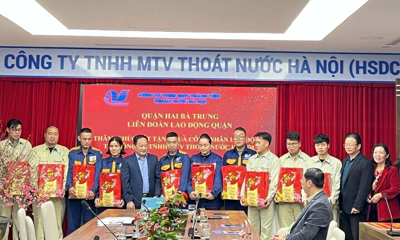 District leaders and leaders of Hai Ba Trung District Labor Federation presented gifts to union members and workers who worked through the Lunar New Year 2025. Photo: Trade Union