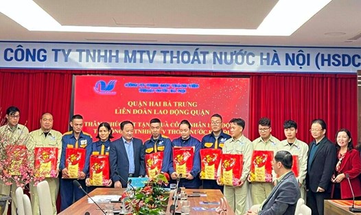 Lãnh đạo quận, lãnh đạo LĐLĐ quận Hai Bà Trưng trao quà cho đoàn viên, người lao động làm việc xuyên Tết Ất Tỵ năm 2025. Ảnh: CĐCS