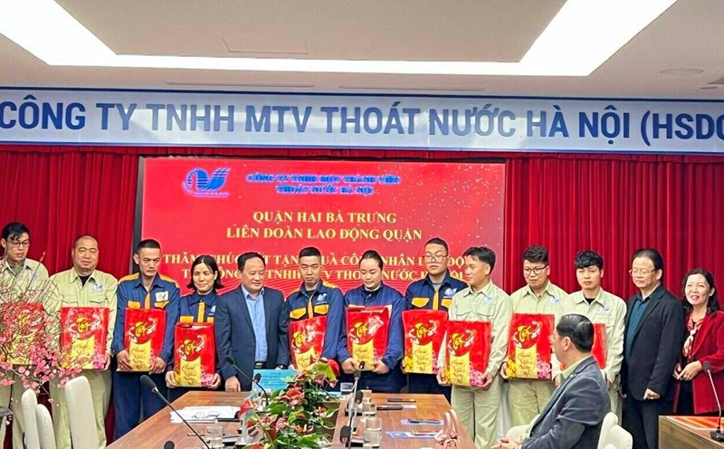 District leaders and leaders of Hai Ba Trung District Labor Federation presented gifts to union members and workers who worked through the Lunar New Year 2025. Photo: Trade Union