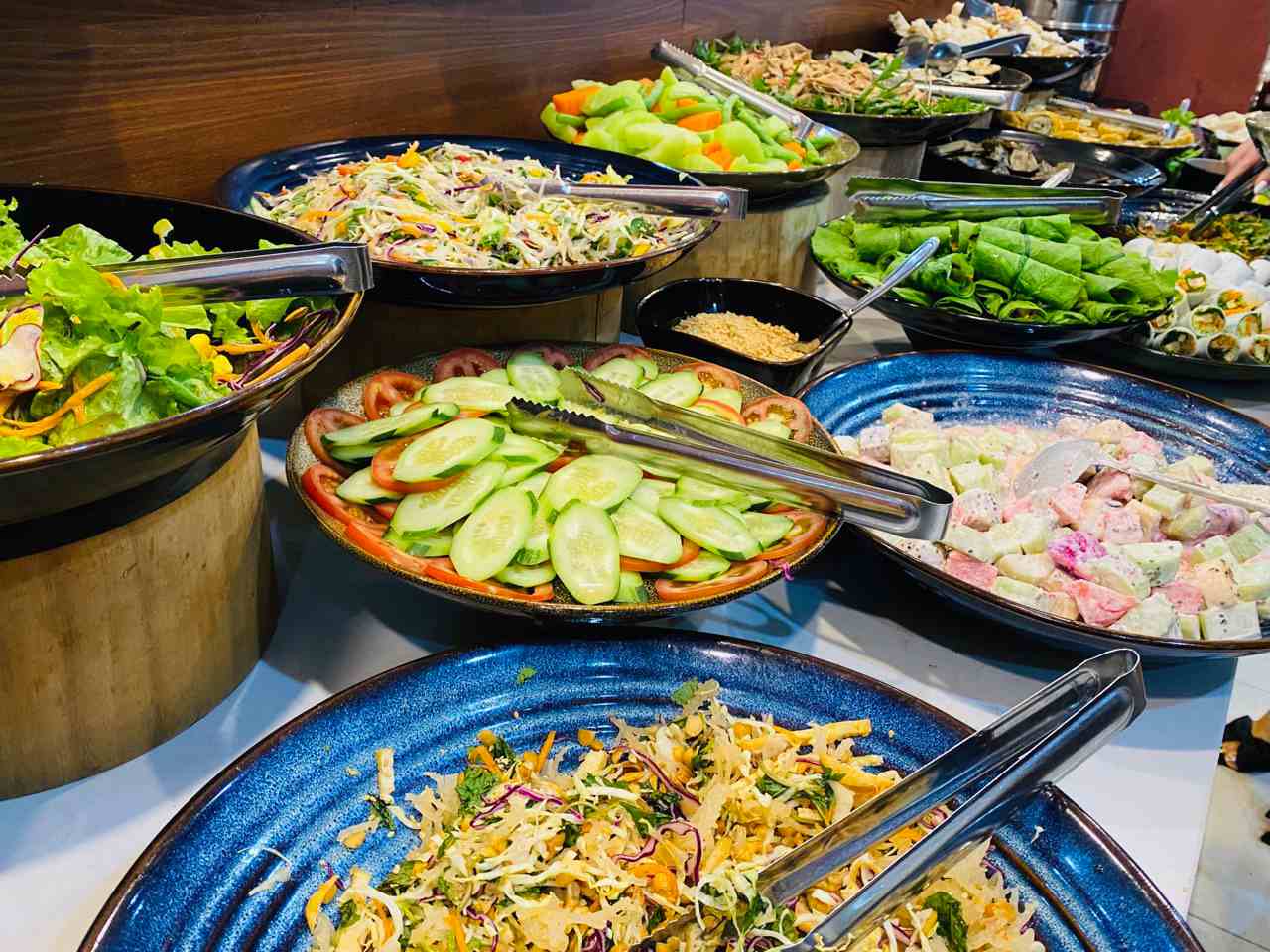How to eat buffet without worrying about increasing blood sugar. Photo: Linh Boo