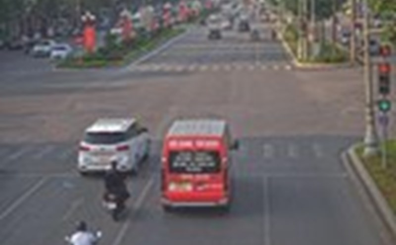 Car ran red light at Hung Vuong – Huyen Quang intersection, Bac Giang city and was fined. Photo: Bac Giang Police