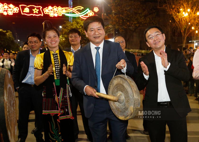 Ong Le Thanh Do, Chu tich UBND tinh Dien Bien (cam chieng) tham gia cac hoat dong van hoa trong ngay hoi van hoa, the thao va du lich huyen Tuan Giao.