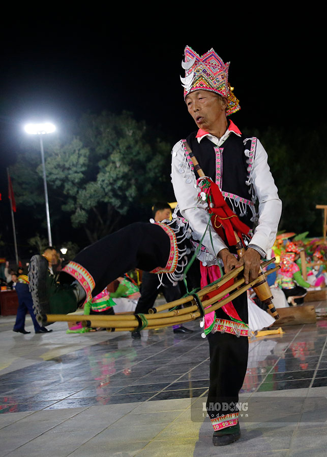 “Den voi ngay hoi, nhan dan va du khach duoc hoa minh vao man dieu hanh van hoa duong pho voi quy mo dien vien tham gia lon chua tung co. Duoc thuong thuc su ron rang, da mau sac cua cac dieu xoe, dieu sap, tieng khen” - Chu tich UBND huyen Tuan Giao noi.