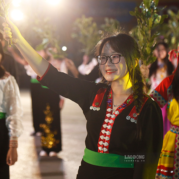 Le dieu hanh co chu de “Cac dan toc huyen Tuan Giao doan ket vung buoc di len” de bieu duong tinh than doan ket, giu gin bao ton van hoa truyen thong va con duong tai co cau nganh nong nghiep cua huyen voi 2 nhiem vu trong tam trong, cham soc phat trien cay mac ca, cay ca phe. 