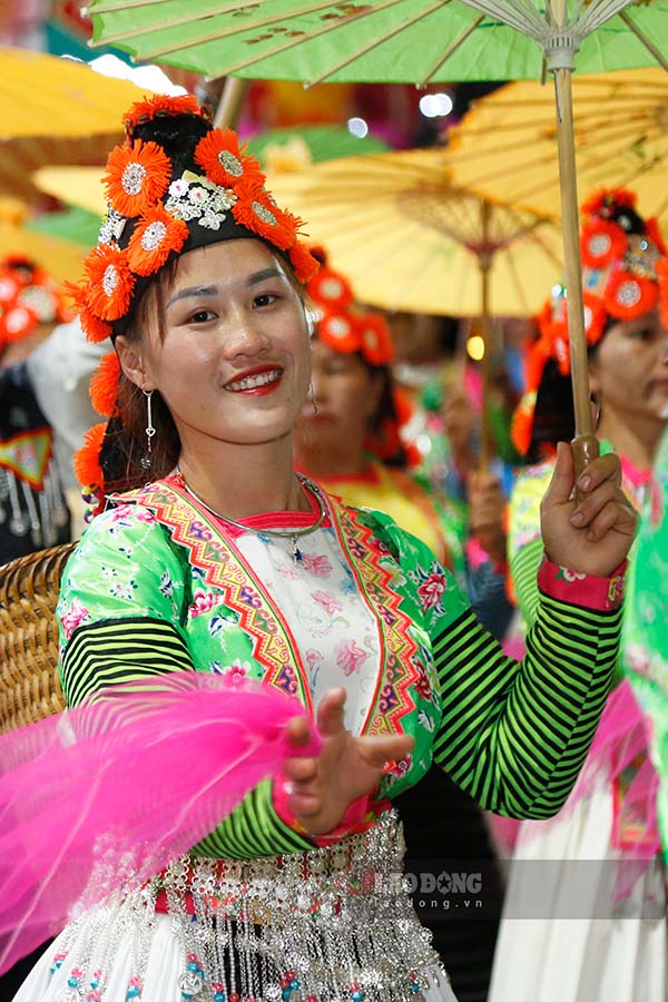 Tren quang duong khoang 1,5km, gan 1.200 dien vien da trinh dien dieu mua truyen thong cac dan toc.