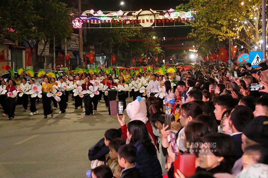 Nguoi dan hao hung chao don doan dieu hanh van hoa duong pho di qua.