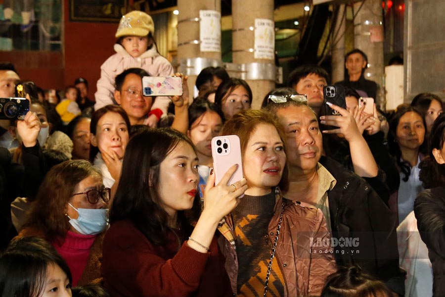 Lan dau tien duoc chung kien dieu hanh van hoa duong pho tai huyen nha, chi Lo Thi Lan, xa Quai Nua, huyen Tuan Giao - cho biet: “Toi cam thay vo cung phan khoi va tu hao khi chung kien dieu hanh mang dam ban sac van hoa vung cao. Dac biet la khi duoc hoa minh vao khong khi tuoi vui cua nhung ngay Tet”.