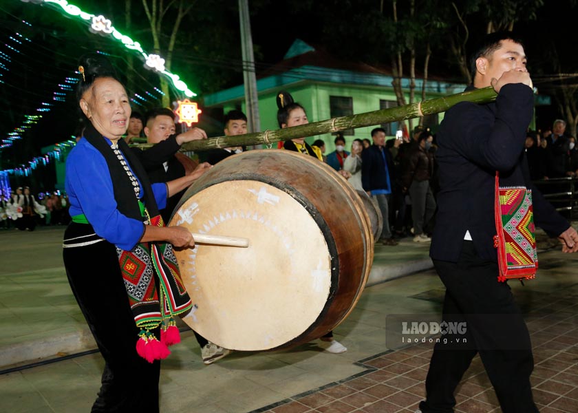 Tham gia khoi dieu hanh, chi Lo Thi Thim (50 tuoi, dan toc Thai, xa Chieng Sinh, huyen Tuan Giao) - hao hung noi: “Toi cam thay vo cung tu hao khi duoc tham gia vao le dieu hanh van hoa duong pho hom nay. Cam giac duoc hoa minh cung moi nguoi hat mua, nhu duoc tre lai”.