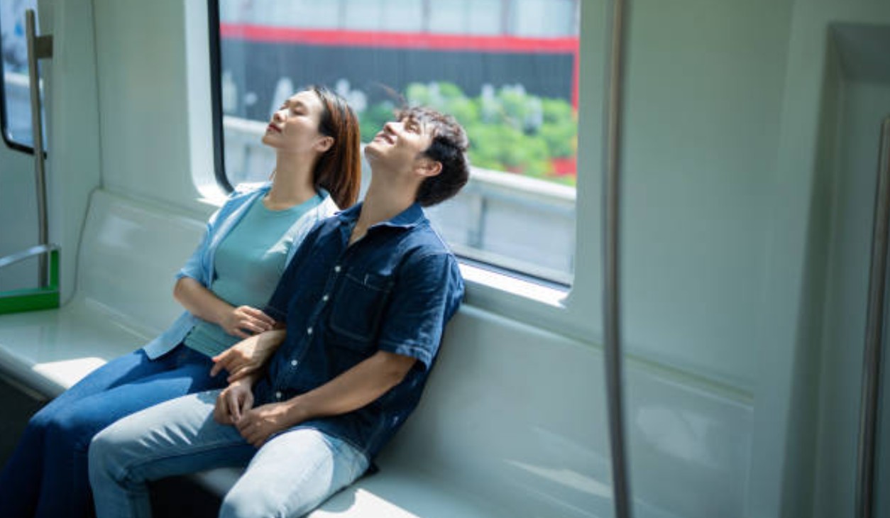 Spring travel by public transport will bring many new experiences for couples. Photo: Pixabay