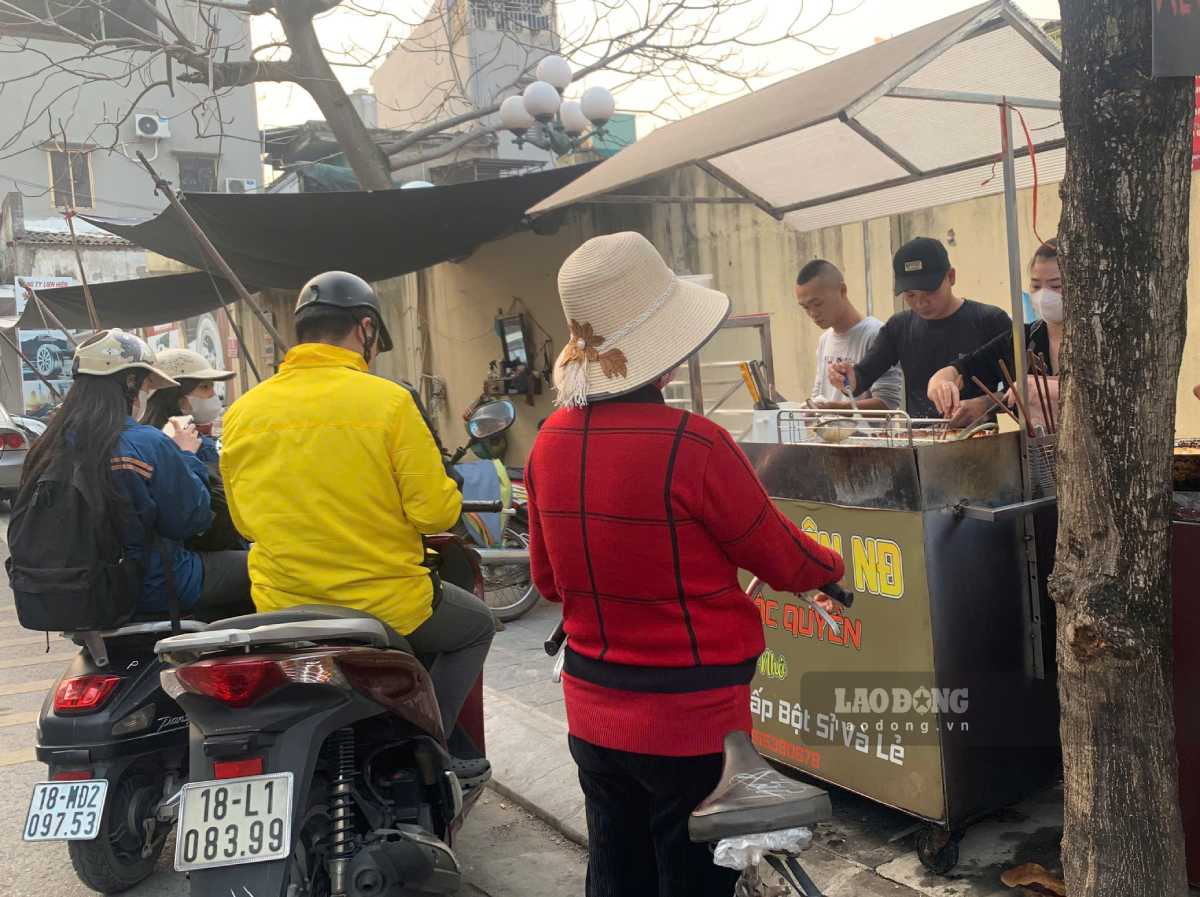 Xe banh chuoi chien Nam Dinh dong khach hon khi hinh anh cau thu Xuan Son mua banh duoc chia se tren mang xa hoi. Anh: Ha Vi