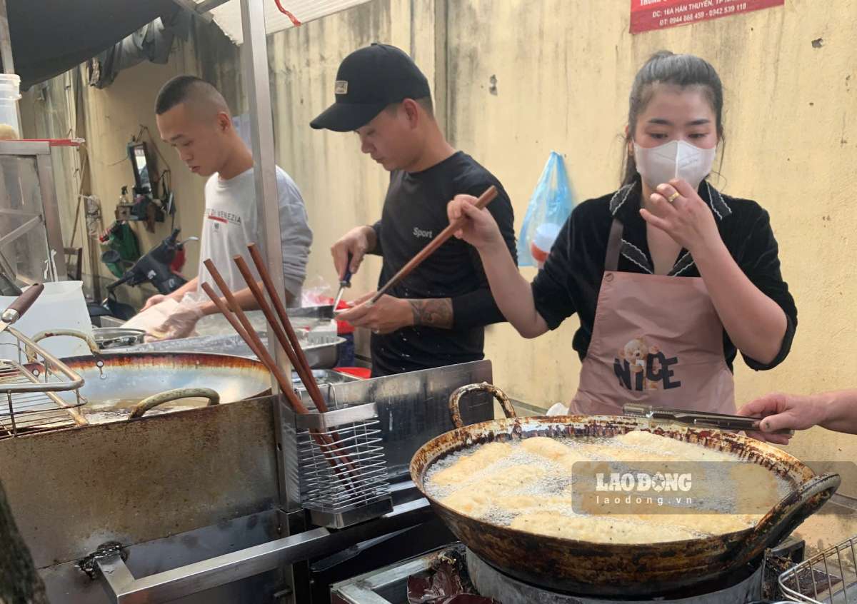 Xe bánh chuối Nam Định ngày bán hàng trăm cái nhờ Xuân Son