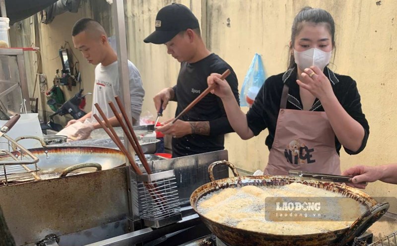 Fried banana cake shop in Nam Dinh city. Photo: Ha Vi