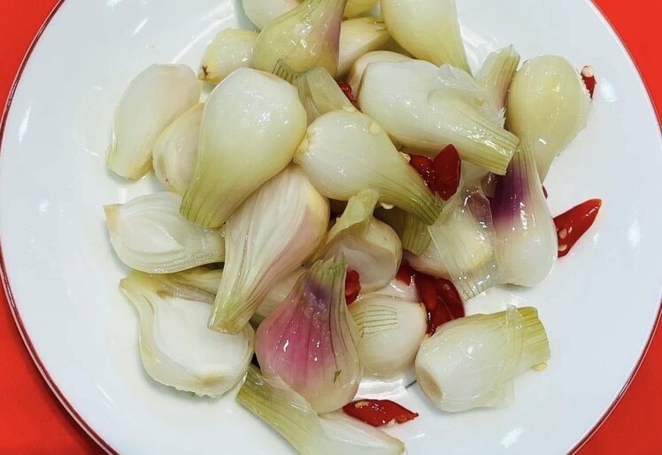 The method of reducing visceral fat with pickled onions is said to be effective when done correctly. Photo: Hien Vu