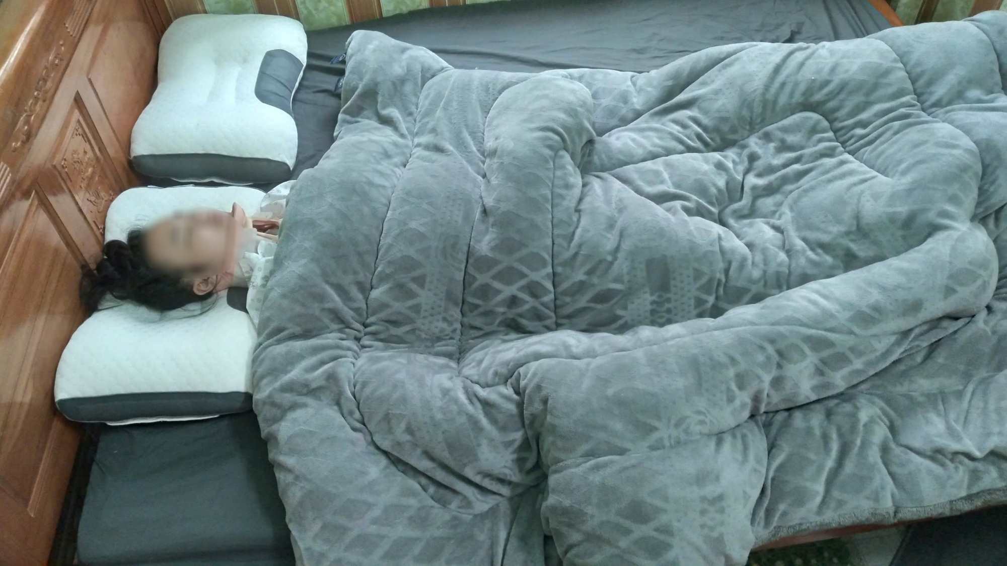 The female student who was beaten by a group of people is being treated at home, her health has not yet recovered. Photo: Provided by family