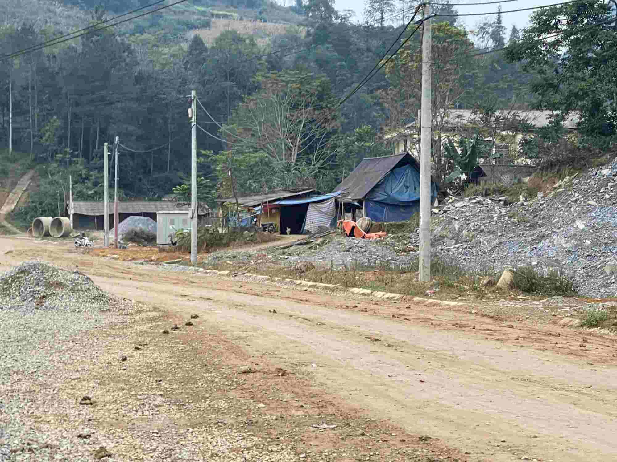 The small temporary hut of Ms. Sung Thi Xuong's family built many years ago after their house was forcibly demolished. Photo: Dinh Dai