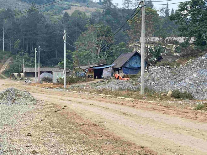Người dân sống khổ bên dự án đường 300 tỉ đồng ở Lào Cai