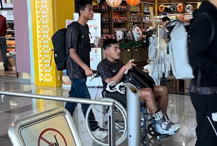 Akarapong had to move in a wheelchair when returning home with the Thai team. Photo: Minh Phong