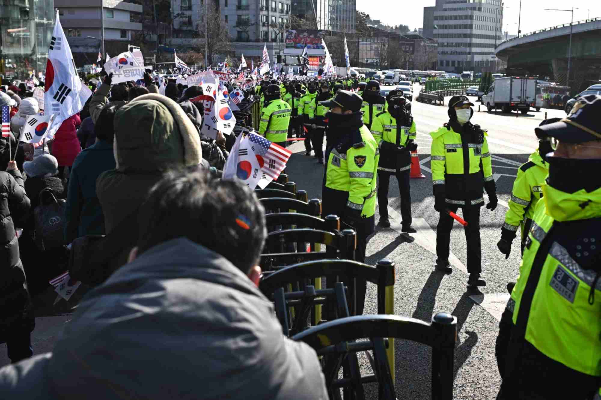 Police watch as supporters of impeached South Korean President Yoon Suk Yeol gather near his residence in Seoul on January 3, 2025. Photo: AFP