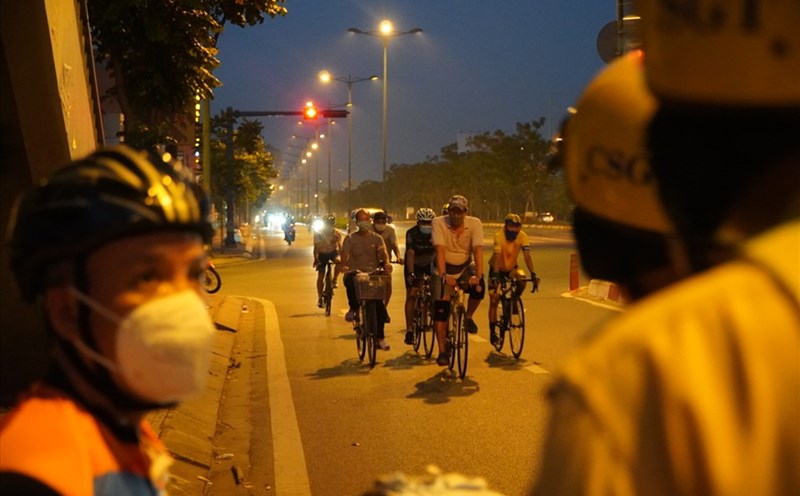 Cyclists who run red lights will also be fined. Photo: Chan Phuc