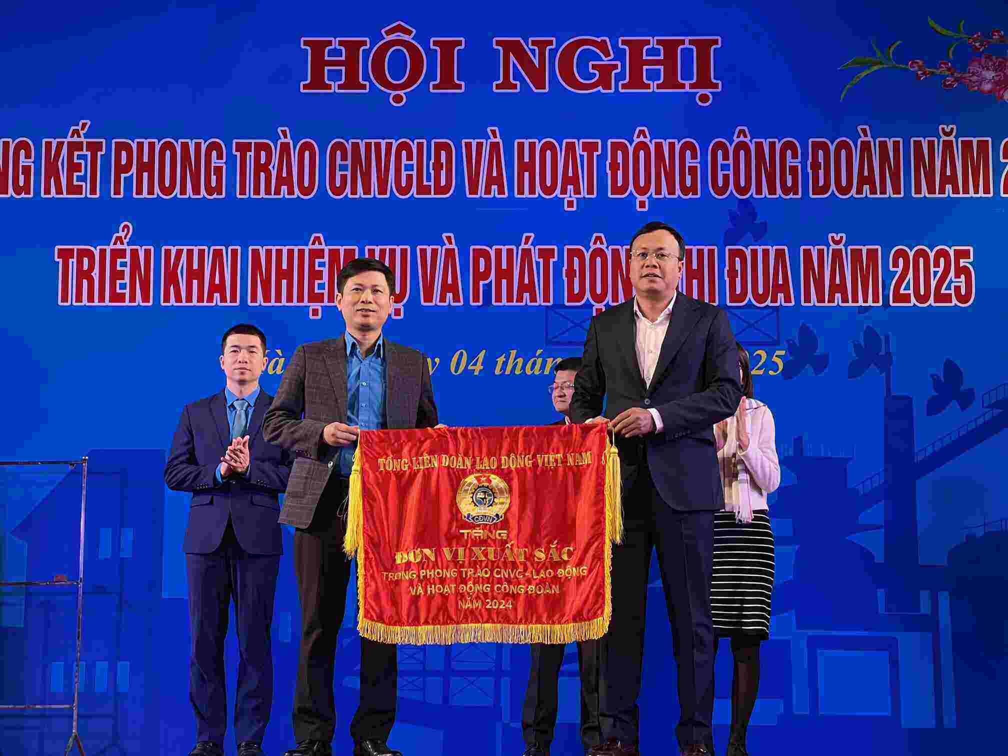 Mr. Pham Quang Thanh - Member of the Presidium of the Vietnam General Confederation of Labor, Chairman of the Hanoi City Confederation of Labor (right) presented the Emulation Flag of the Vietnam General Confederation of Labor to the grassroots trade union of Canon Vietnam Co., Ltd. Photo: Kieu Vu