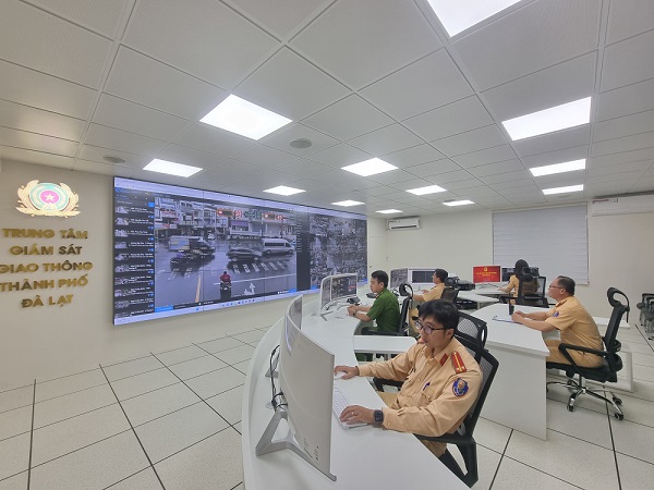 Traffic monitoring and control center with modern equipment is operated to issue fines. Photo: Lam Dong Provincial Information Portal