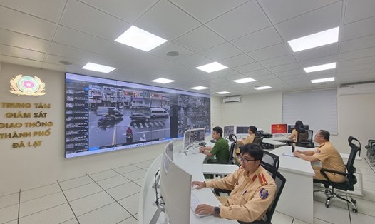 Trung tâm giám sát, điều hành giao thông với các trang thiết bị hiện đại được vận hành để phạt nguội. Ảnh: Cổng Thông tin tỉnh Lâm Đồng