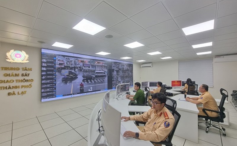 Traffic monitoring and control center with modern equipment is operated to issue fines. Photo: Lam Dong Provincial Information Portal