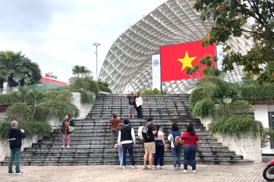 Tourists check in with the national flag at APEC Park in Da Nang. Photo: Tran Thi