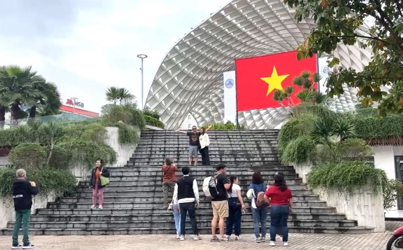 Tourists check in with the national flag at APEC Park in Da Nang. Photo: Tran Thi