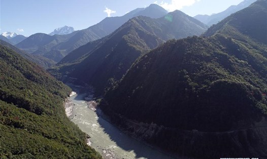 Một khúc sông Yarlung Zangbo ở Tây Tạng, nơi Trung Quốc sẽ xây dựng siêu đập thủy điện lớn nhất hành tinh, có công suất gấp 3 lần đập Tam Hiệp. Ảnh: Xinhua