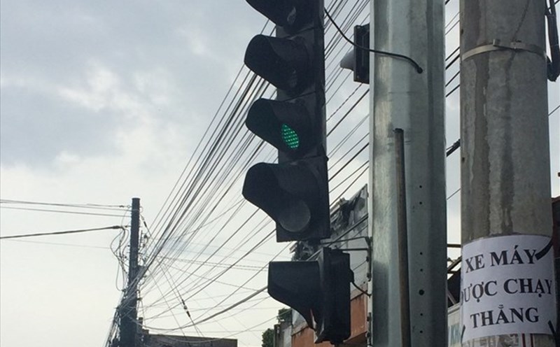 A traffic light pole on Highway 51 Photo: Ha Anh Chien