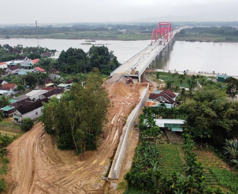 Duong dan len cau nam o phia bo Bac du an cau Tra Khuc 3  thuoc huyen Son Tinh chua the thi cong do vuong thua dat cua ho ong Huynh Ngoc Khanh. Anh: Vien Nguyen