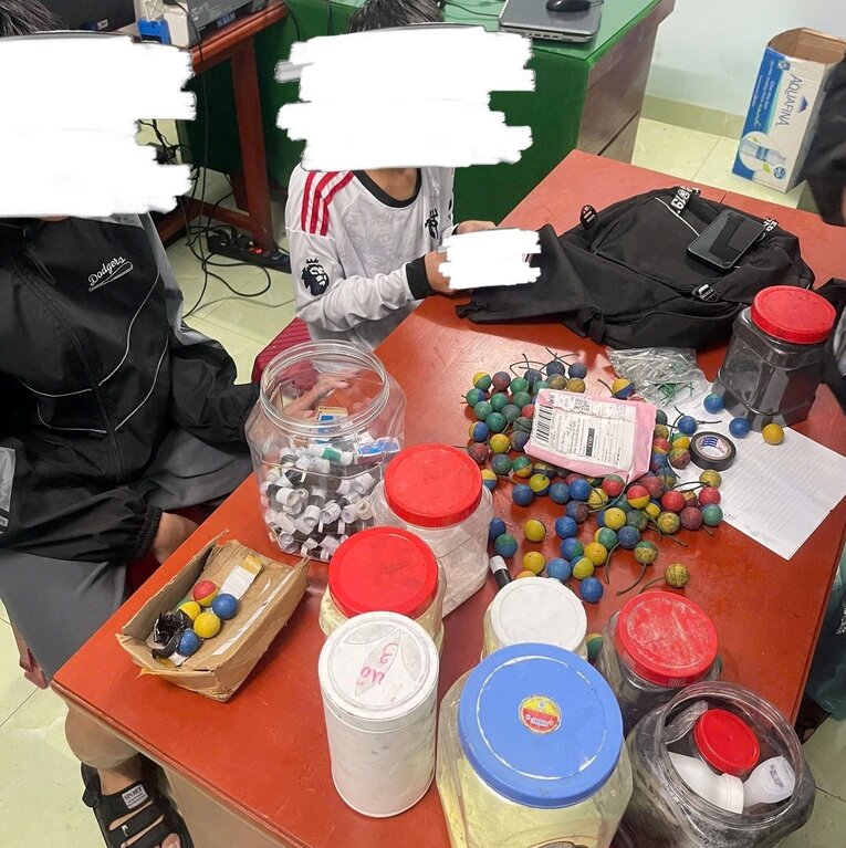 The firecrackers made by the two children were handed over by their parents to the An Phu Commune Police, Quang Ngai City. Photo: An Phu Commune Police.