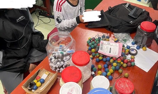 Số pháo do hai cháu bé chế tạo được phụ huynh giao nộp cho Công an xã An Phú, TP Quảng Ngãi. Ảnh: Công an xã An Phú.